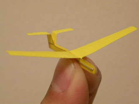 Mini Staple Sailplane-make small airplanes at wedding out of origami papers :) Paper Airplanes Instructions, Paper Glider, Origami Plane, Paper Aeroplane, Small Airplanes, Paper Aircraft, Airplane Crafts, Origami Ball, Flying Toys