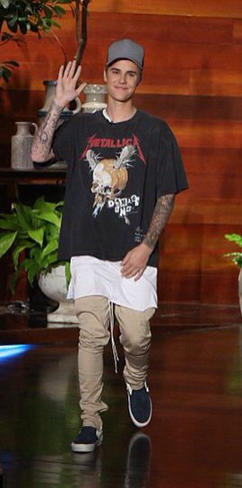 Metallica Shirt Outfit, 80s Metallica, Nba Jersey Outfit, Justin Bieber Shirts, Charming Outfits, Justin Bieber Outfits, Rock Star Outfit, Justin Bieber Style, Justin Bieber Images