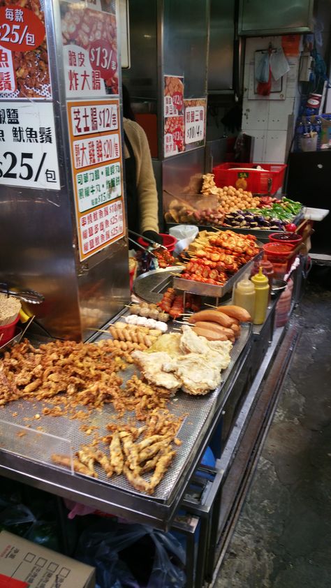 #hongkong #streetfood Hongkong Street Food, Hongkong Food, Hong Kong Street Food, Hong Kong Food, Chicken Wings, Street Food, Hong Kong, Chicken, Travel