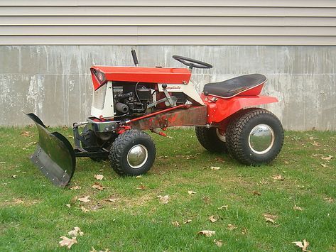 1965 Simplicity Broadmoor Deluxe w/42 Inch Snow Plow - Allis / Simplicity - Gallery - Garden Tractor Talk - Garden Tractor Forums Homestead Equipment, Simplicity Tractors, John Deere Garden Tractors, Allis Chalmers Tractors, Small Tractors, Tractor Implements, Riding Mowers, Allis Chalmers, Tractor Pulling