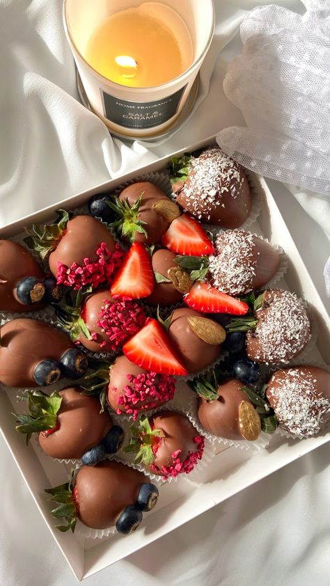 Strawberries And Chocolate Aesthetic, Aesthetic Chocolate Covered Strawberries, Strawberry Chocolate Aesthetic, Chocolate Strawberries Aesthetic, Chocolate Covered Strawberries Aesthetic, Chocolate Aesthetic, Fruit Chocolate, Chocolate Photos, Chocolate Covered Fruit