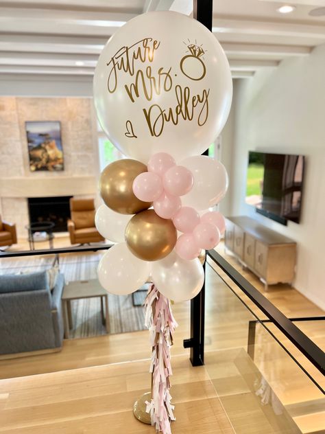 Jumbo Balloon Centerpiece, Centerpieces Balloons, Bridal Balloons, Balloon Pillars, Engagement Balloons, Engagement Party Planning, Balloon Stand, Balloon Tower, Bridal Shower Balloons