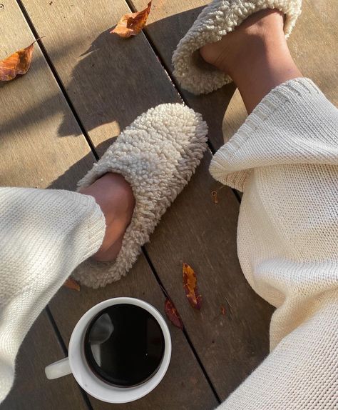 Teddy Slippers Outfit, Moroccan Slippers, Slippers Outfit, Wild Photography, Cute Pajama Sets, Shearling Slippers, Chic Fall Outfits, Knit Shoes, Jenni Kayne