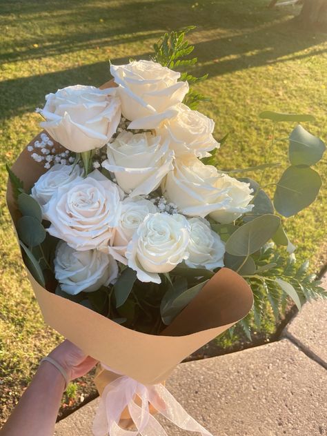 Happy Birthday White, White Flowers Bouquet, Roses Bouquet Gift, Birthday 21, Paige Spiranac, Birthday Flowers Bouquet, White Flower Bouquet, Arte Aesthetic, White Rose Bouquet