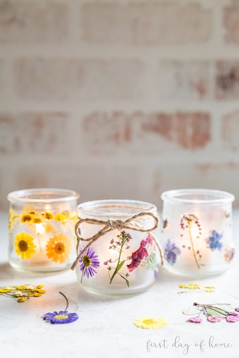 Easy Girls Night Crafts, Small Jar Crafts, Girls Craft Night Ideas, Crafts For Girls Night, Floral Craft Ideas, Pressed Flower Lanterns, Girls Night In Ideas, Craft Night Party, Oui Jars