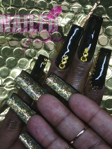 Gold Bottom Nails, Black And Gold Prom Nails Acrylic, Black And Gold Quince Nails, Black And Gold Acrylic Nails Coffin Medium, Black And Gold Nails Medium, Black Nails With Gold Charms, Bottom Nails, Black Gold Nails, Quince Hairstyles