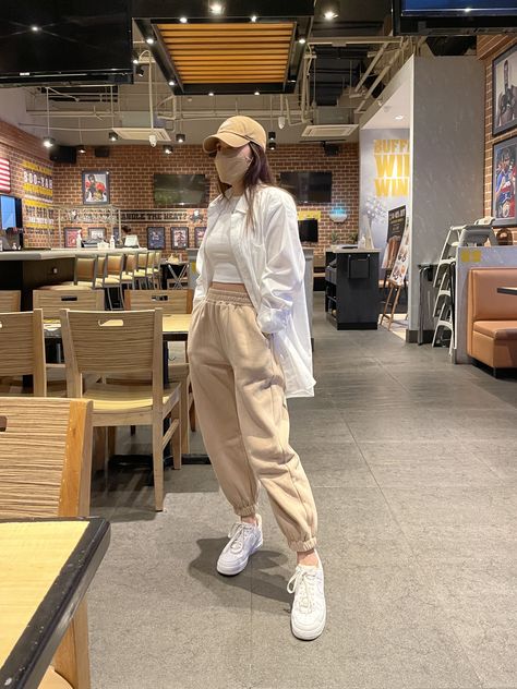 Korean Joggers Outfit Women, Beige Joggers Outfit, Outfits Con Pans, Korean Girl Style, Airport Ootd, Joggers Outfit Women, Dance Wear Outfits, Smart Casual Women Outfits, Casual College Outfits