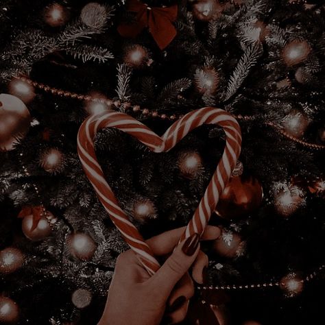 Christmas Playlist Covers Aesthetic, Christmas Aesthetic Grunge, Vintage Christmas Aesthetic Photos, Christmas Chronicles Aesthetic, Xmas Playlist Cover, Grunge Christmas Aesthetic Wallpaper, Christmas Horror Aesthetic, Emo Christmas Aesthetic, Grunge Christmas Aesthetic