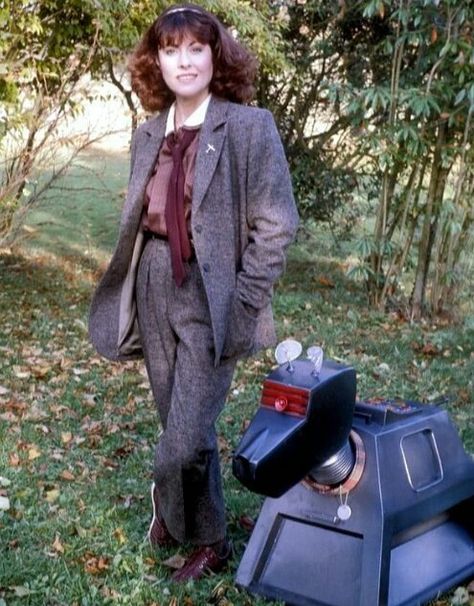 Claire Louise on Twitter: "Goodnight Twitter 🌛⭐ #goodnight #sarahjanesmith #k9… " Elizabeth Sladen, Elisabeth Sladen, Dr Who Companions, Expo Ideas, Sarah Jane Smith, Doctor Who Tv, Classic Doctor Who, Travel Film, Jane Smith