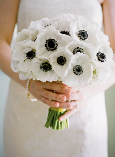 Anemone Flower Bouquet, Anemone Bridal Bouquet, Tulip Bridal Bouquet, White Anemone Flower, Anemone Bouquet, Gorgeous Wedding Bouquet, Black And White Wedding Theme, Bouquet Images, Tulip Wedding