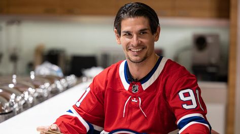 Canadiens newcomer Sean Monahan, who was just acquired in a trade with the Calgary Flames, was at the Bell Centre last weekend with his wife to get acquainted with their new environment. Sean Monahan, Hip Injuries, Patrick Kane, Sidney Crosby, Calgary Flames, New Environment, Montreal Canadiens, Hockey Players, Anaheim