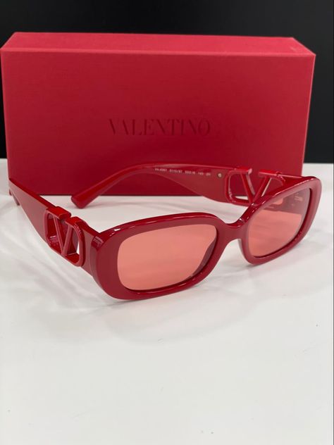 Pretty Sunglasses, Sunglasses For Your Face Shape, Classy Glasses, Valentino Sunglasses, Funky Glasses, Valentino Designer, Expensive Jewelry Luxury, Trendy Glasses, Cute Sunglasses