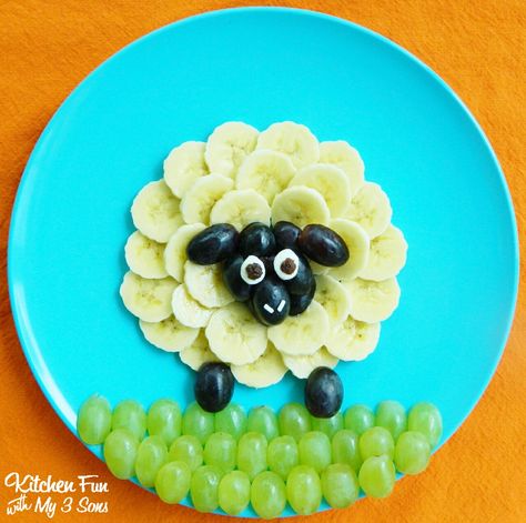 This Peachy Parrot looks beautiful and it only takes minutes to decorate!   <a href="http://www.kitchenfunwithmy3sons.com/2012/07/peachy-parrot.html">here</a> Healthy Fruit Snacks, Travel Recipes, Fruit Animals, Food Art For Kids, Dessert Aux Fruits, Health Desserts, Edible Food, Fun Kids Food, Best Fruits