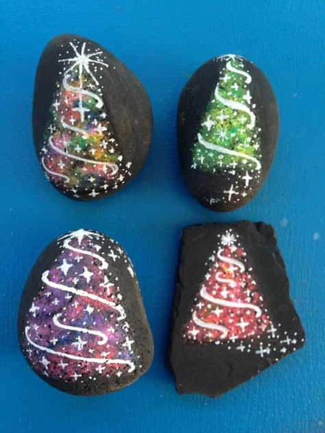 Rock Painting Christmas Ideas, Christmas Rock Painting Ideas Easy, Winter Rock Painting Ideas, Christmas Rock Painting Ideas, Christmas Rock Painting, Christmas Painted Rocks, Christmas Pebble Art, Christmas Rocks, Diy Rock Art