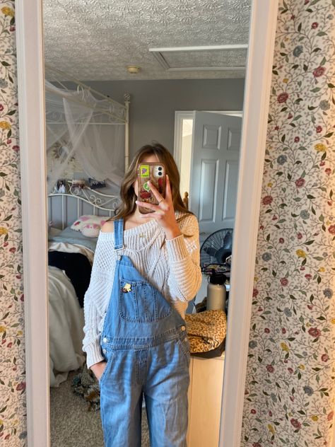 Sweatshirt With Overalls, Sweater Under Overalls, Winter Overalls Outfit Sweaters, Overall And Sweater Outfit, Sweater And Overalls Outfits, Sweater With Overalls, Winter Overalls Outfit, Sweater Uggs, Cute Overall Outfits