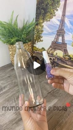 Lights In Wine Bottle Diy Craft Ideas, Glass Wine Bottles Diy Craft Ideas, Vidros Decorados Ideas, Diy Wine Bottle Decor, Diy Wine Bottle Crafts, Whiskey Bottle Crafts, Bottle Art Ideas, Spray Painted Wine Bottles, Glass Bottle Diy Projects