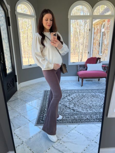 Maternity Flare Pants Outfit, Flared Leggings Outfit Winter, Pregnancy Ootd, Brown Flare Leggings, Pregnant Ootd, Bump Friendly Outfits, Big Sweater Outfit, Outfit Amazon Finds, Outfit Basics