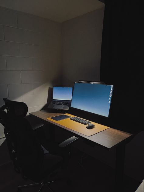 Desk Setup School, Desk Setup With Laptop, Minimal Desk Setup Aesthetic, Minimal Setup, Laptop Desktop Setup Aesthetic, Setup Laptop, Student Desk Setup, Macbook Setup Aesthetic, Dark Desk Setup Aesthetic