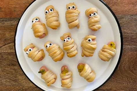 Cocktail_Mummies_ZombieFingers Mummy Hot Dogs Crescent Rolls, Stuffed Jalepeno, Mummy Hot Dogs Recipe, Hot Dog Crescent Rolls, Fun Halloween Party Food, Kids Food Crafts, Sauce Cocktail, Halloween Themed Food, Halloween Party Food