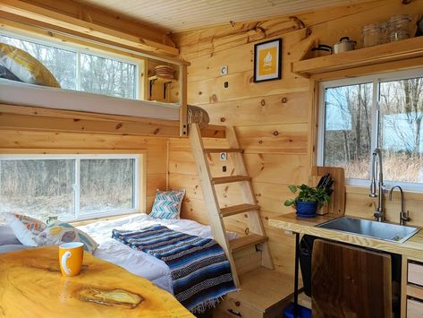 Cozy Tiny Cabin Houses That Are Perfect For Winter | Apartment Therapy Tiny Cabins Interiors, Mini Chalet, Tiny House Furniture, Tiny House Layout, Guest Cabin, Tiny Cabins, Cabin Interiors, Casa Container, Tiny Cabin