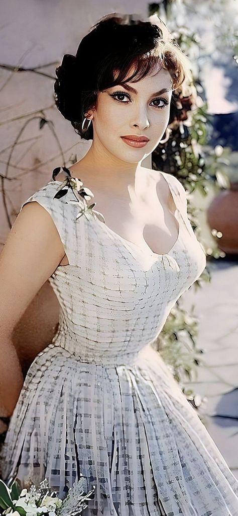 Vintage Hollywood Stars, Classic Hollywood Glamour, Gina Lollobrigida, Italian Actress, Old Hollywood Stars, Actrices Hollywood, Sophia Loren, High Life, Elizabeth Taylor