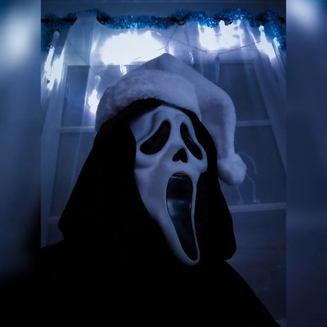 Ghostface Tongue Out, Ghostface Christmas Pfp, Ghostface Selfie, Ghost Face Christmas, Ghost Face Pfp, Horror Christmas, Ghost Face Mask, Icon Christmas, Christmas Horror