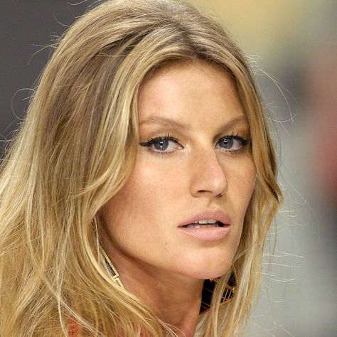 Gisele Bundchen Ponytail, Gisele Brady, Blonde Hair 2023, Gisele Hair, Gisele Bundchen Hair, Beauty Transformation, Beachy Waves Hair, Tan Skin Blonde Hair, Gisele Bündchen