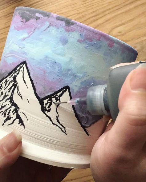 Pottery Painting Ideas Mountains, Cute Mug Designs Paint, Space Pottery Painting, Painted Mugs Ideas, Pottery Painting Mountains, Mug Glazing Ideas, Stars Pottery Painting, Drawing On Pottery, Mountain Painted Pottery