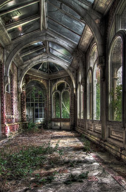 an old abandoned place - i can just imagine renovating this heavenly space to be my work studio...wow!! Famous Castles, Abandoned Castles, Abandoned House, Abandoned Mansions, The Secret Garden, Haunted Places, Abandoned Buildings, Old Buildings, Abandoned Houses