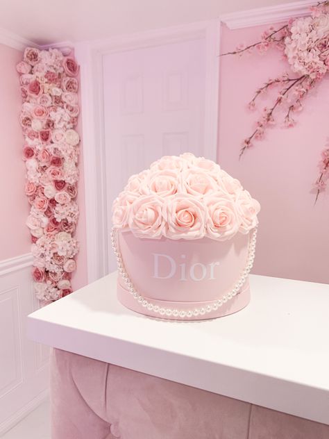 Dior bouquet | Pretty Luxury Bouquet Dior Flower Bouquet, Dior Bouquet, Chanel Bedroom, Luxury Bouquet, Luxury Flower Bouquets, Luxury Flowers, Wax Melts, Pink Roses, Flowers Bouquet