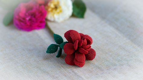 3d Macrame, Macrame Rose, Macrame Flowers, Macrame School, Basic Knots, Keychain Tutorial, Macrame Accessories, Knot Tutorial, 3d Rose