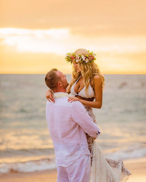 The lift, 🏋️‍♂️the carry the lift and kiss 💋 or the dip kiss can all be difficult poses 💃🏼🕺🏼but as we like to say to our clients it is ok to fail, some of our favorite images come from failures. Just remember to laugh at yourself and have fun on your Maui portraits. #mauiengagementphotographer #mauihoneymoon #mauiengagement #waileaphotographer #waileaengagementphotographer #mauisunset #mauiphotographer Dip Kiss Pose, Difficult Poses, Kiss Pose, Dip Kiss, Maui Honeymoon, Maui Photographers, The Dip, Couples Poses, Laugh At Yourself