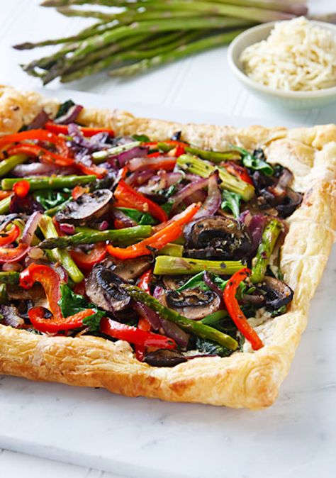 Vegan Spring vegetable tart Vegan Spring Recipes, Easy Vegan Food, Spring Soup, Tart Vegan, Vegan Easter Recipes, Vegetable Tart, Easy Vegan Meals, Vegan Easter, Easter Dinner Recipes