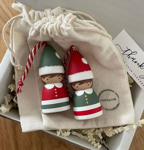 Christmas Fayre Ideas, Crafty Christmas Gifts, Pretty Pegs, Dolly Pegs, Wooden People, Wooden Christmas Tree Decorations, Elf Christmas Tree, Wooden Figures, Wood Peg Dolls