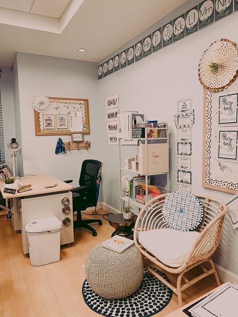 School Counselor Office Aesthetic, Teachers Room Ideas, Counselor Aesthetic Job, Pre K Teacher Aesthetic, Boho Teacher Desk, School Counselor Aesthetic, Classroom Teacher Desk Ideas, Cozy Classroom Ideas, Elementary School Teacher Aesthetic