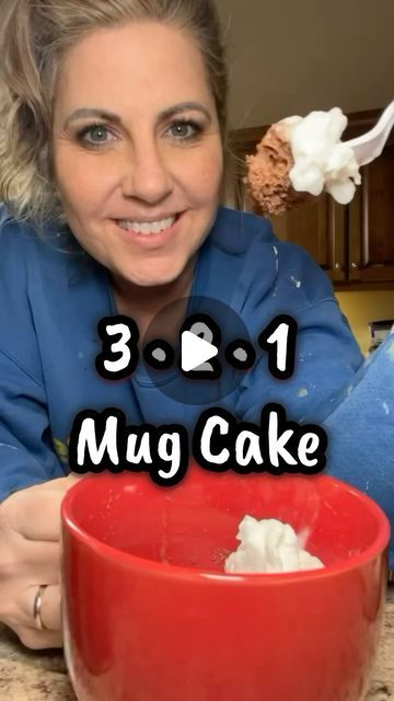 Suzy Turner 🔆 Makeup • Skincare • Hair 🔆 on Instagram: "Have you ever tried a 3•2•1 mug cake? Super quick, super easy, and super yummy!!! You can make a healthy or fatty version 😂🙌 I think it would be fun for a family night for everyone to make their own and then have a topping bar! Or for kids at a spend the night party 🎉  Heres the krabby patty formula: 3 Tbsp Mix 2 Tbsp Water 1 minute in microwave That’s it!! Add toppings and enjoy 😋 (The mix is 1 box angel food cake and 1 box cake mix of your choice. I like to keep it in a ziplock bag so I just grab it when I want a quick, tasty cake!) #easyrecipes #cookingtips #desserts #easydesserts #bakingcake #recipes #recipeoftheday #mugcake #foodie #yumm #seintartist #bakinglove #cookinghacks #cake #tastycake" Cheesecake In A Mug Microwave, Cake In A Mug Microwave With Box Cake, Cake In A Mug With Cake Mix Boxes, Mug Cake With Cake Mix Boxes, 3 2 1 Mug Cake, Krabby Patty, Tasty Cake, Microwave Cake, Date Cake