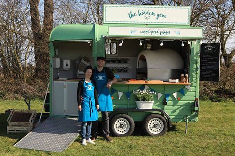 Mobile vintage food truck serving Wood Fired Pizza specialising in weddings, festivals and all shindigs of the celebratory kind! Mobile Pizza Oven, Pizza Vans, Pizza Catering, Pizza Food Truck, Pizza Truck, Food Vans, Mobile Coffee Shop, Catering Trailer, Food Van