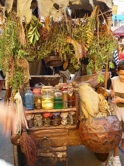 Herbs were big in medieval times. Mercado Medieval Calafell 09 Medieval Herbs, Medieval Apothecary, Medieval Shop, Medieval Decorations, Medieval Market, Medieval Aesthetic, Medieval Party, Medieval Times, Market Stalls