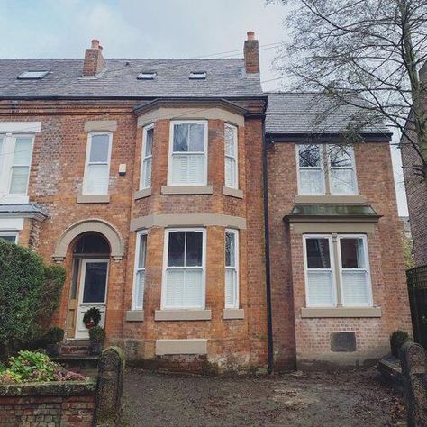 If you’re lucky enough to have ample space at the side of your dwelling, then extending to the side can create a brilliant semi detached house extension. So much so, it could almost double your floor space! This extension looks to have created at least two more substantial rooms which is quite impressive! IMAGE: @hannahbeaumontlaurencia Victorian Semi Extension, Victorian Semi Detached House Extension, Semi Detached Extension, Detached House Extension, Side Extension Ideas, Semi Detached House Extension, Mcgee Interiors, Victorian Semi Detached House, Victorian Extension