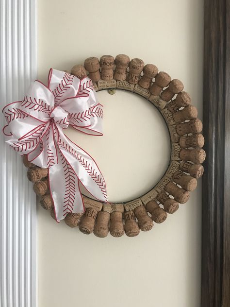 Champagne Cork Wreath, Champagne Cork Crafts Diy, Champagne Cork Ideas, Cork Wreath Diy, Champagne Cork Crafts, Baseball Wreath, Wine Cork Christmas Tree, Cork Wedding, Cork Christmas Trees