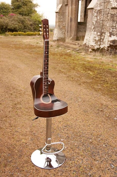 Guitar Decor Ideas, Guitar Chair, Guitar Stool, Flea Market Flip Ideas, Guitar Decor, Bachelor Pad Decor, Music Furniture, Guitar Crafts, Cave Design