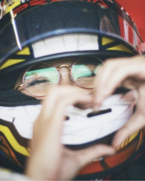 Female F1 Driver Aesthetic, F1 Driver Aesthetic, Driver Aesthetic, Formula 1 Pictures, Pilot Girl, Female Race Car Driver, Dr Post, Ferrari Girl, F1 Girl