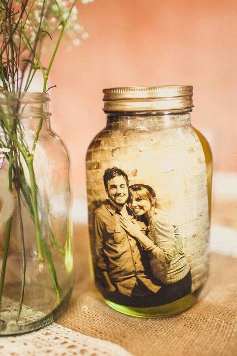 Laminate pictures and put them in a mason jar filled with water. Diy Valentines Gifts For Him, Valentines Bricolage, Fruits Decoration, Anniversaire Diy, Mason Jar Projects, Country Theme Wedding, Diy Anniversary, Decoration Originale, Diy Valentines Gifts