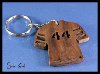 Jersey Key Chains Laser Cut Keychain, Wood Jewelery, Scroll Saw Patterns Free, Wooden Keychain, Scroll Pattern, Scroll Saw Patterns, Wood Patterns, Scroll Saw, Football Jersey