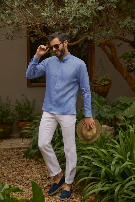 Encuentra en 𝙎𝙖𝙧𝙩𝙤𝙧𝙞�𝙖𝙡 de Carlos Nieto las prendas y complementos ideales para cualquier evento en el clima cálido. 🔹 La Guayabera y el pantalón confeccionados en lino 100% italiano, son un atuendo ideal para cualquier evento en este tipo de clima. Conoce más de nuestra línea 𝙎𝙤𝙗𝙧𝙚 𝙈𝙚𝙙𝙞𝙙𝙖 ingresando en el enlace de la biografía 🤳 #CarlosNietoModa #Sartorial #premium #italia #elegance #summer #verano #events Guayabera Outfit, Dolce Vita Outfit, Beach Chic Outfit, Wedding Guest Men, Mens Inspo, Wedding Dress Code, Sunset Party, Outfit Hombre, Dress Code Wedding