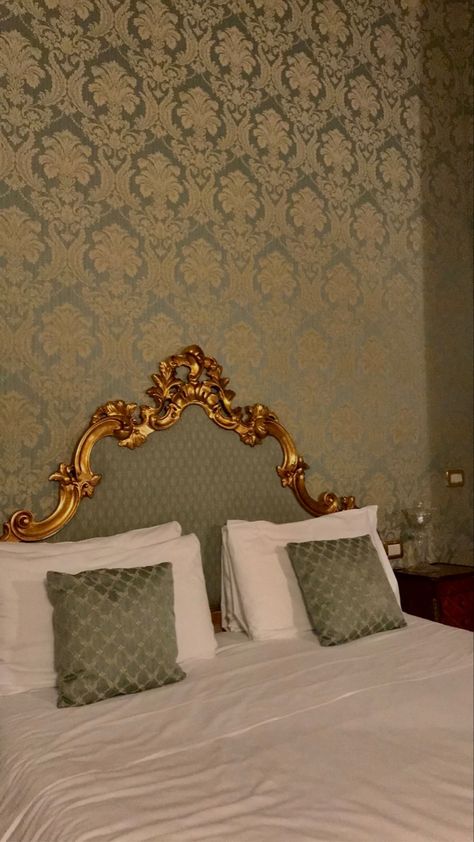 venice|hotel| luxus| aesthetic| old money French Hotel Room Aesthetic, Vintage Hotel Room Aesthetic, 90s Hotel Aesthetic, Old Money Hotel Aesthetic, Old Hotel Aesthetic, Vintage Hotel Aesthetic, Old Hotel Room, Vintage Room Inspo, Venice Hotel