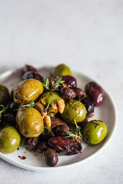 These garlic herb roasted olives are the perfect snack food! They are salty, packed full of garlic, thyme and orange flavor and are ready in just 15 minutes! They pair perfectly with prosecco and will be sure to impress all the olive lovers in your life. Olives Appetizer, Fancy Appetizer Recipes, Baked Olives, Olive Appetizer, Roasted Olives, Fancy Appetizers, Marinated Olives, Olive Recipes, Vegetarian Snacks Recipes