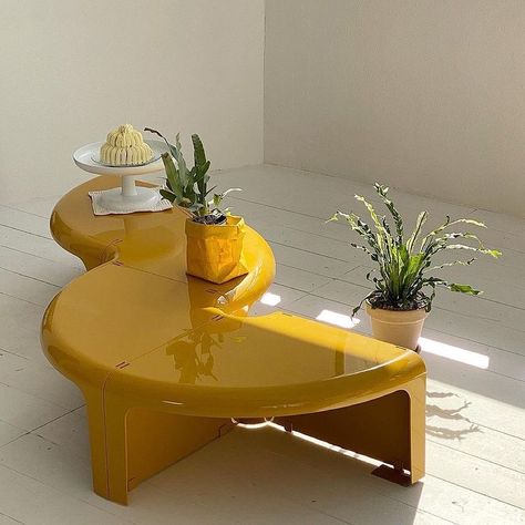 Miss Spaceage no Instagram: “4/4 table designed by Rodolfo Bonetto in 1969, produced by @b_line_it . 📸 by @_leegarden_ 💛 . * #spaceage #design #designer…” Spaceage Design, Modular Coffee Table, Furnitur Ruang Keluarga, B Line, Perfect Coffee Table, Interior Design Color, Circular Table, Creative Furniture, Side Cabinet