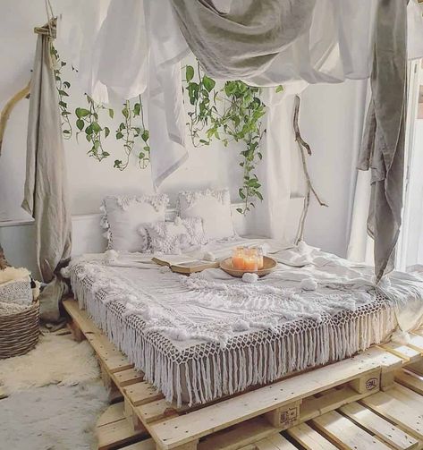 22 Most Inspiring Pallet Bed Design Ideas Small Remodeled Homes, Diy Pallet Bed, Stile Boho Chic, Pallet Beds, Pallet Bed, Beach Bungalow, Garage Apartment, Pallet Furniture Bedroom, Bohemian Bedroom Decor