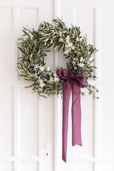 Olive Wreath, Wreath Hanging, Christmas Wreaths To Make, Xmas Wreaths, Christmas Door Decorations, Noel Christmas, Christmas Wreaths Diy, Holiday Inspiration, Christmas Door